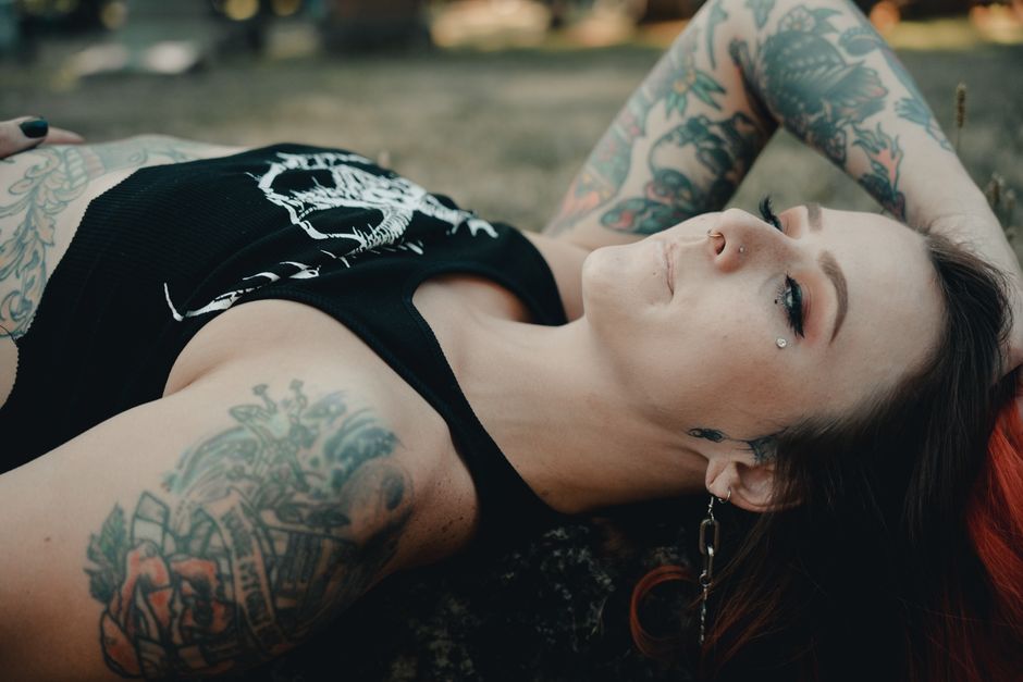 Tatuagens, piercings e hemofilia: Riscos reais e os protocolos médicos se o seu filho adolescente pedir para fazer.