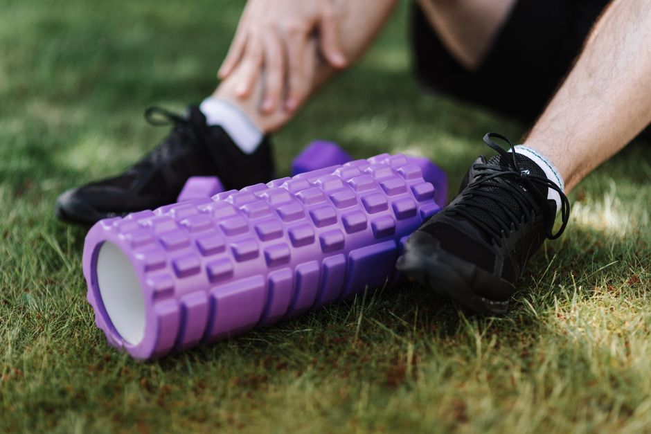 Fisioterapia preventiva em casa: 5 exercícios lúdicos e simples para fortalecer tornozelos e joelhos.