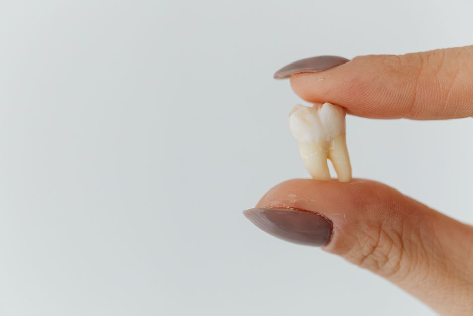 Odontopediatria sem lágrimas: Precauções vitais antes de extrações de dentes de leite ou tratamentos de canal.