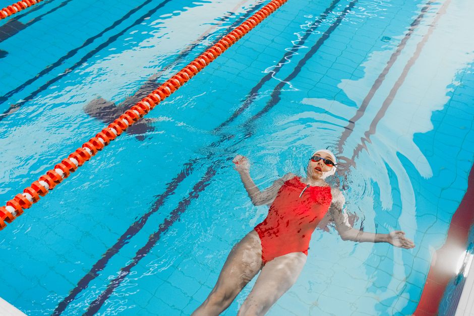 Esportes recomendados e proibidos: Por que a natação é sua maior aliada no fortalecimento articular.